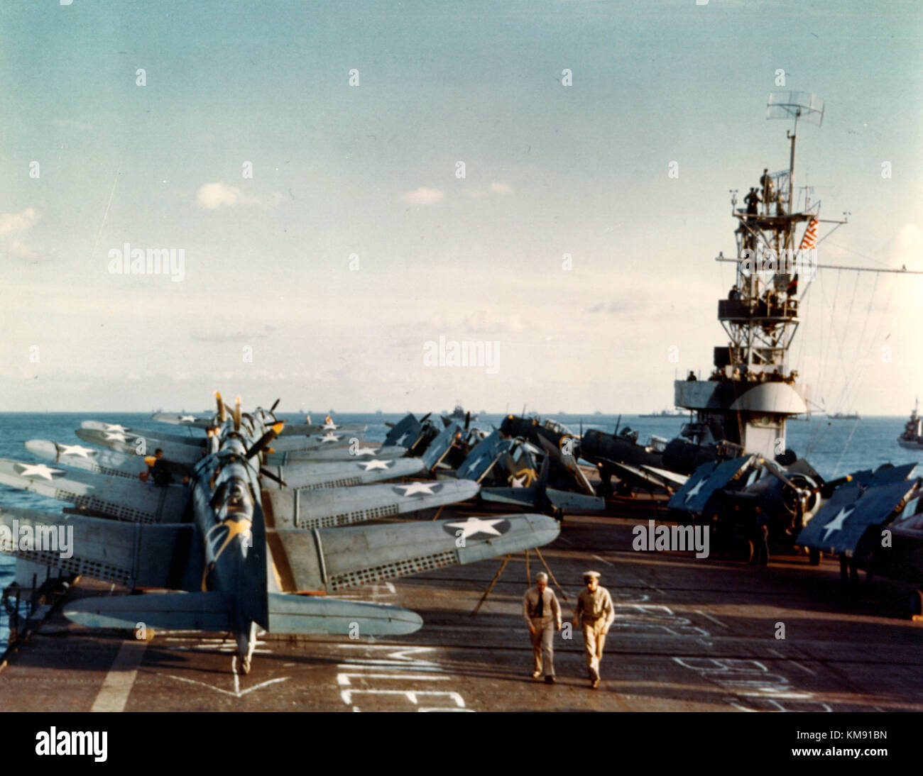 USS Santee (ACV-29) Douglas SBD-3 Dauntless scout-bombardiers et Grumman F4F-4 Wildcat fighters sur le pont d'envol du navire au cours de l'opération Torch, le novembre 1942 invasion de l'Afrique du Nord. Banque D'Images