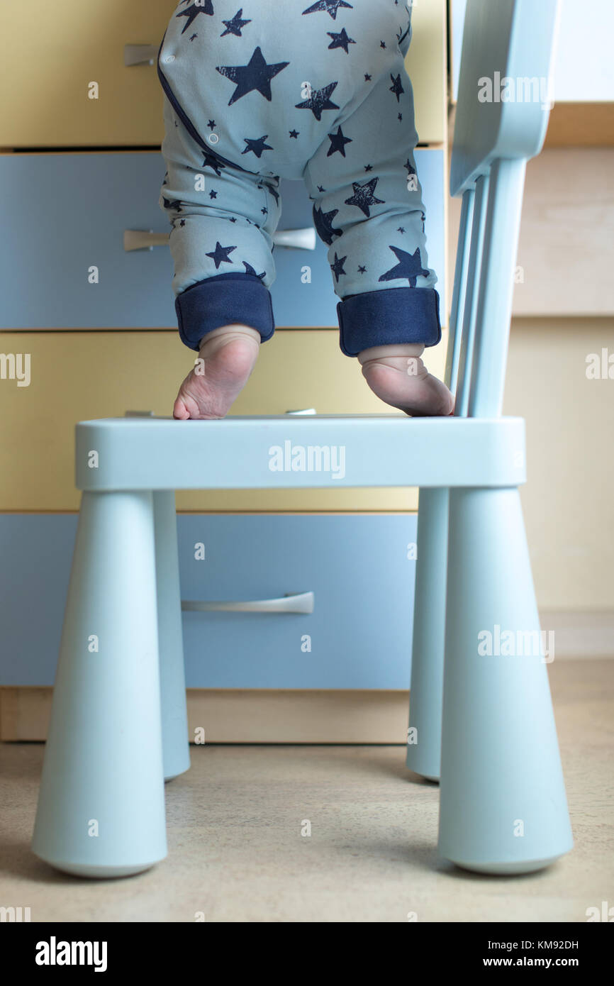 Escalade Sur Bebe Chaise A La Securite Des Enfants La Conception Photo Stock Alamy