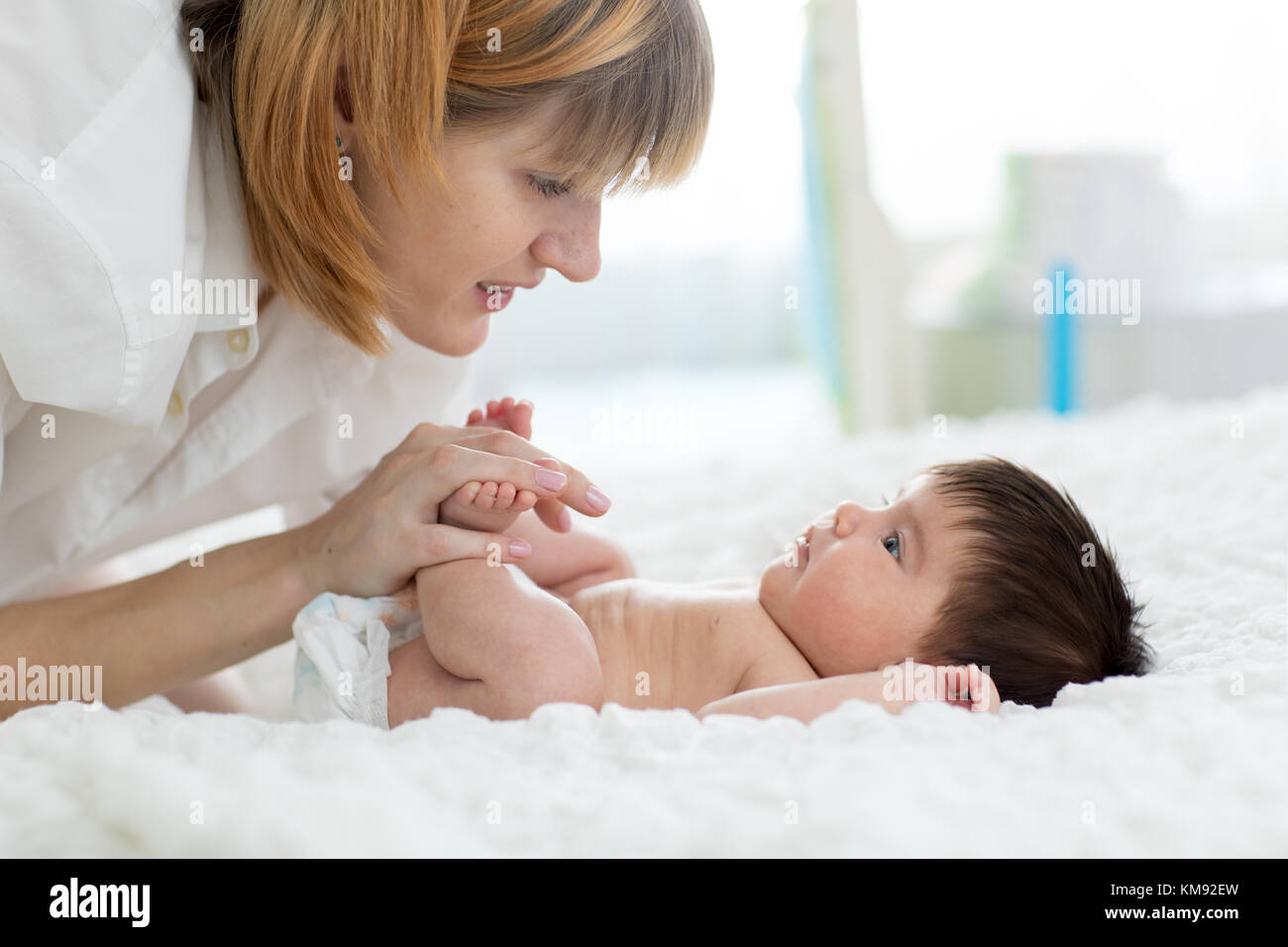 Jouer avec la mère et bébé massage de pieds à faire Banque D'Images