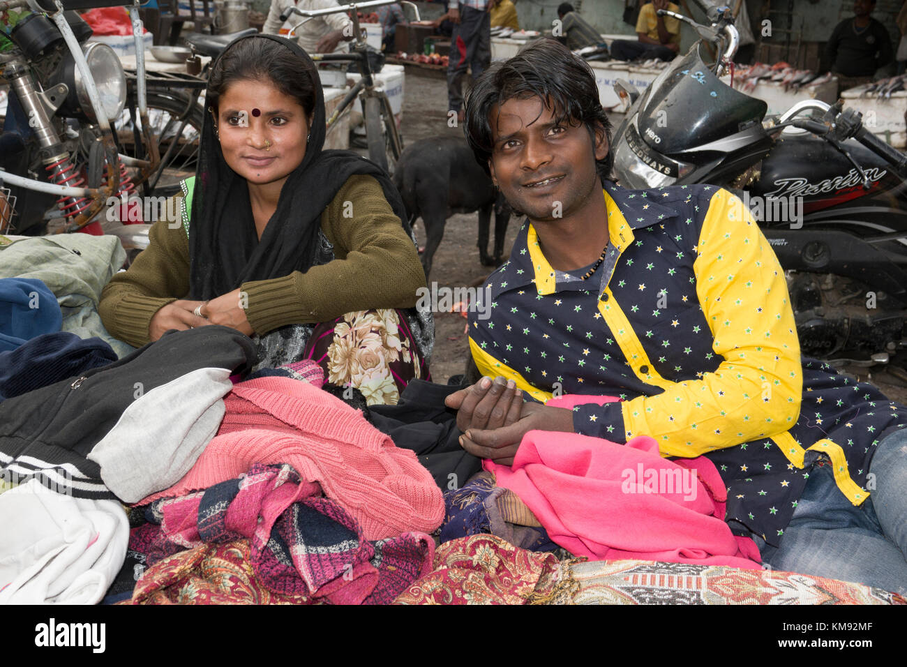 Jeune couple indien vente de vêtements au marché aux puces du dimanche, à Amritsar, Punjab Banque D'Images