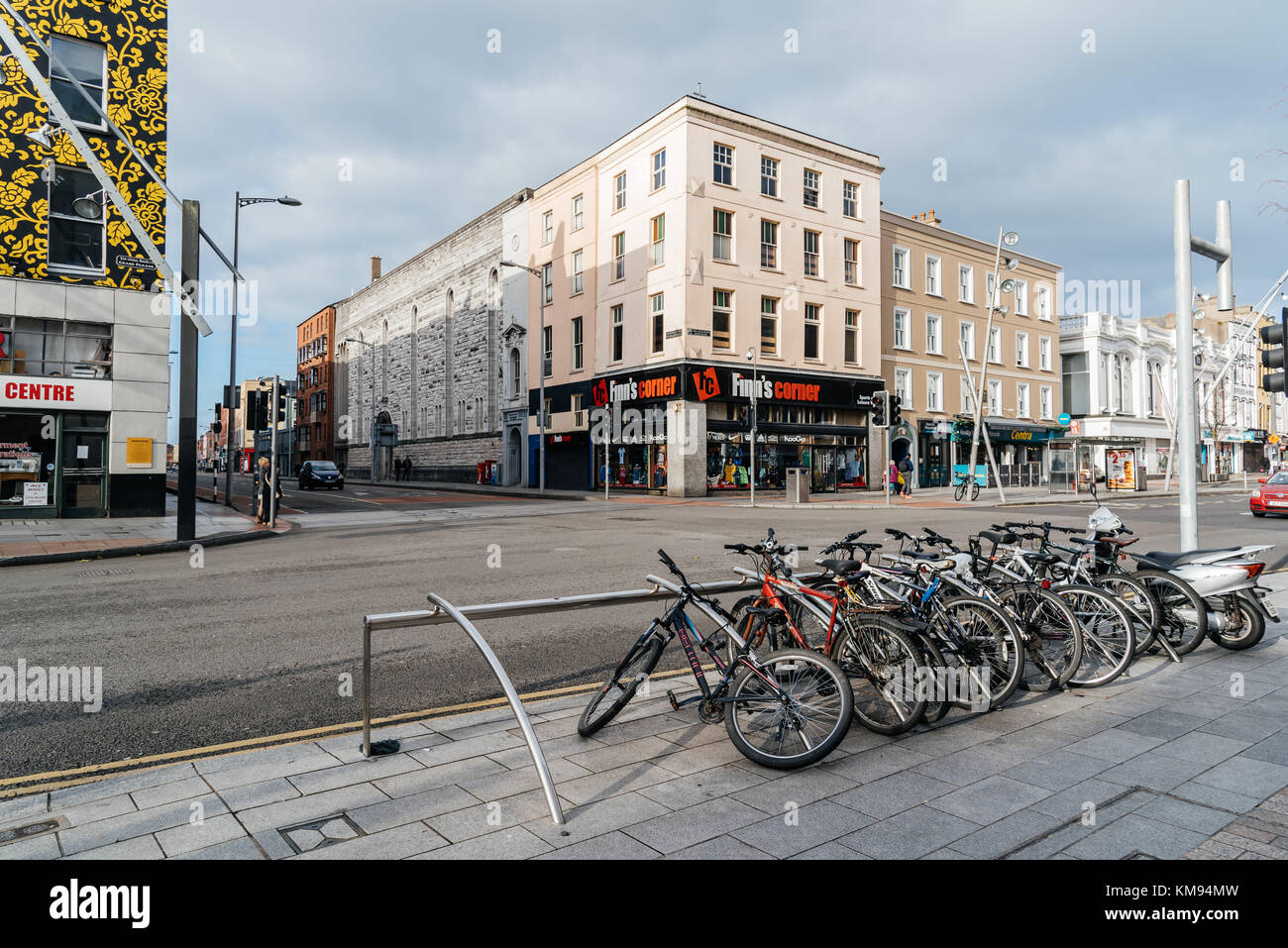 Grand Parade Street dans le centre-ville de Cork. Banque D'Images