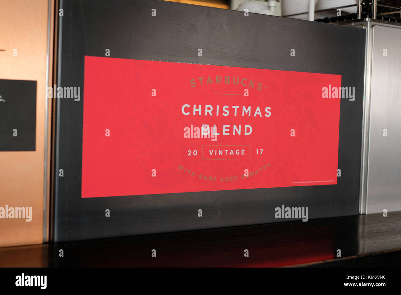 2017 novembre - Starbucks signe pour leur café de Noël mélange, IT Istanbul, Turquie où Noël n'est pas reconnu. Banque D'Images