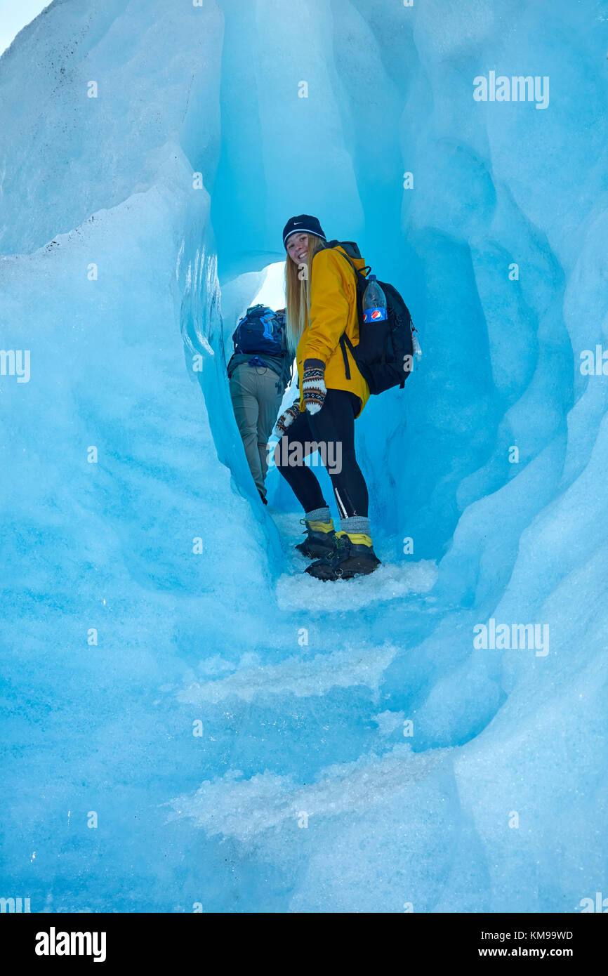 Randonneur dans une caverne de glace, le glacier Perito Moreno, Parque Nacional Los Glaciares (zone du patrimoine mondial), Patagonie, Argentine, Amérique du Sud (M.) Banque D'Images