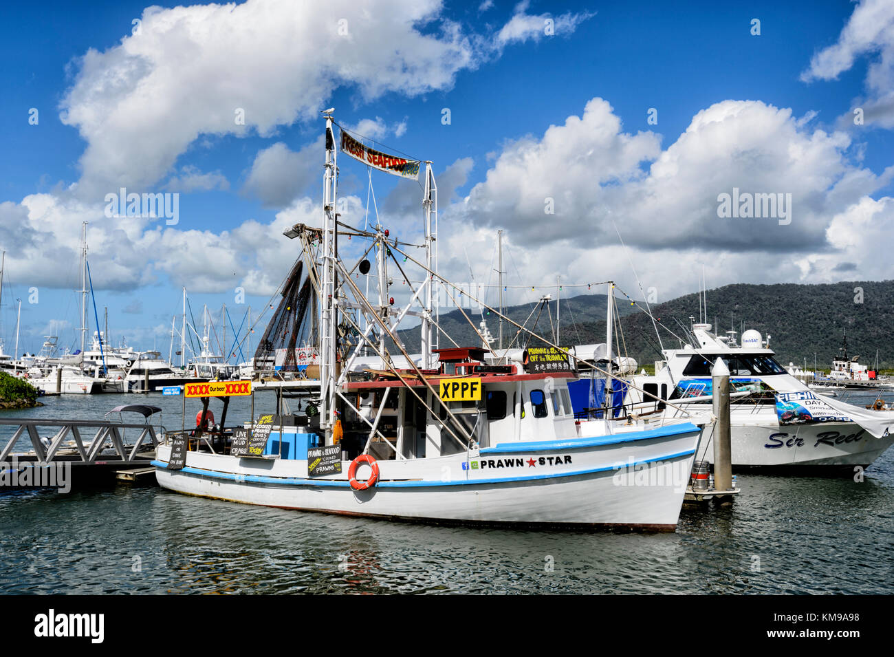 La star de crevettes, un chalutier de vendre des fruits de mer ou manger à bord de quai, le Marlin, Cairns, Far North Queensland, Queensland, Australie, FNQ Banque D'Images