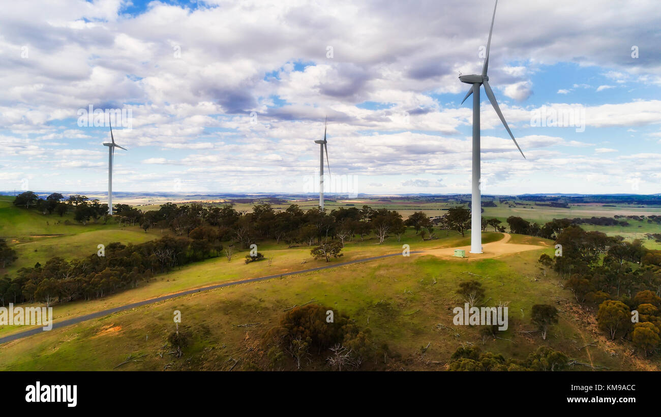 Hauteur de l'énergie éolienne Les éoliennes genecating properllers avec dans le cadre de parc éolien sur le haut de gamme en milieu rural hill NSW sous ciel nuageux. Banque D'Images