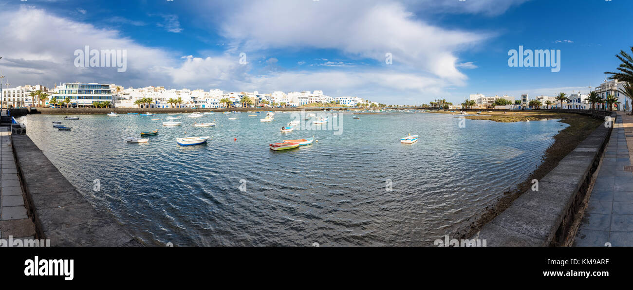 Arrecife, Espagne - décembre 24, 2016 : la vue quotidienne de charco de San Gines à Arrecife, espagne. La zone portuaire a été rénové par l'architecte canarien caesar m Banque D'Images
