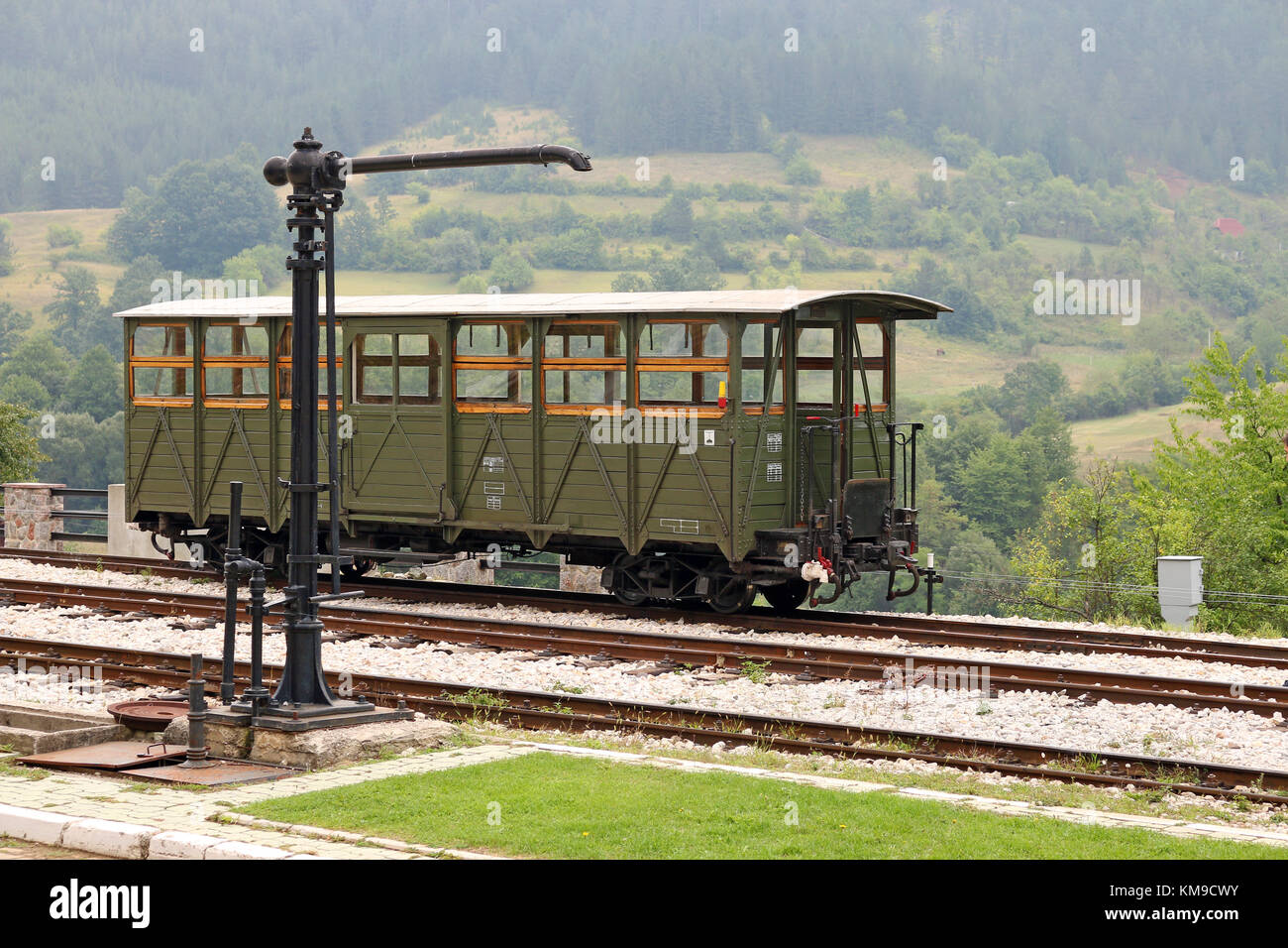 La station de chemin de fer en bois avec de vieux wagon Banque D'Images