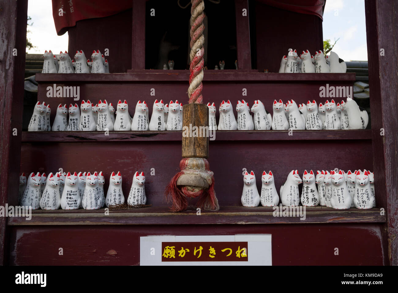 Nagano - Japon, 3 juin 2017 : rangée de petits Kitsune votive, figurines de renards, gardiens d'animaux devant un sanctuaire Inari Banque D'Images