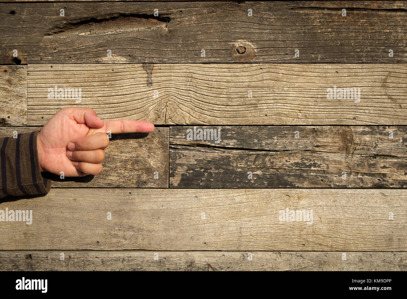 Un homme mains de points sur fond de bois Banque D'Images