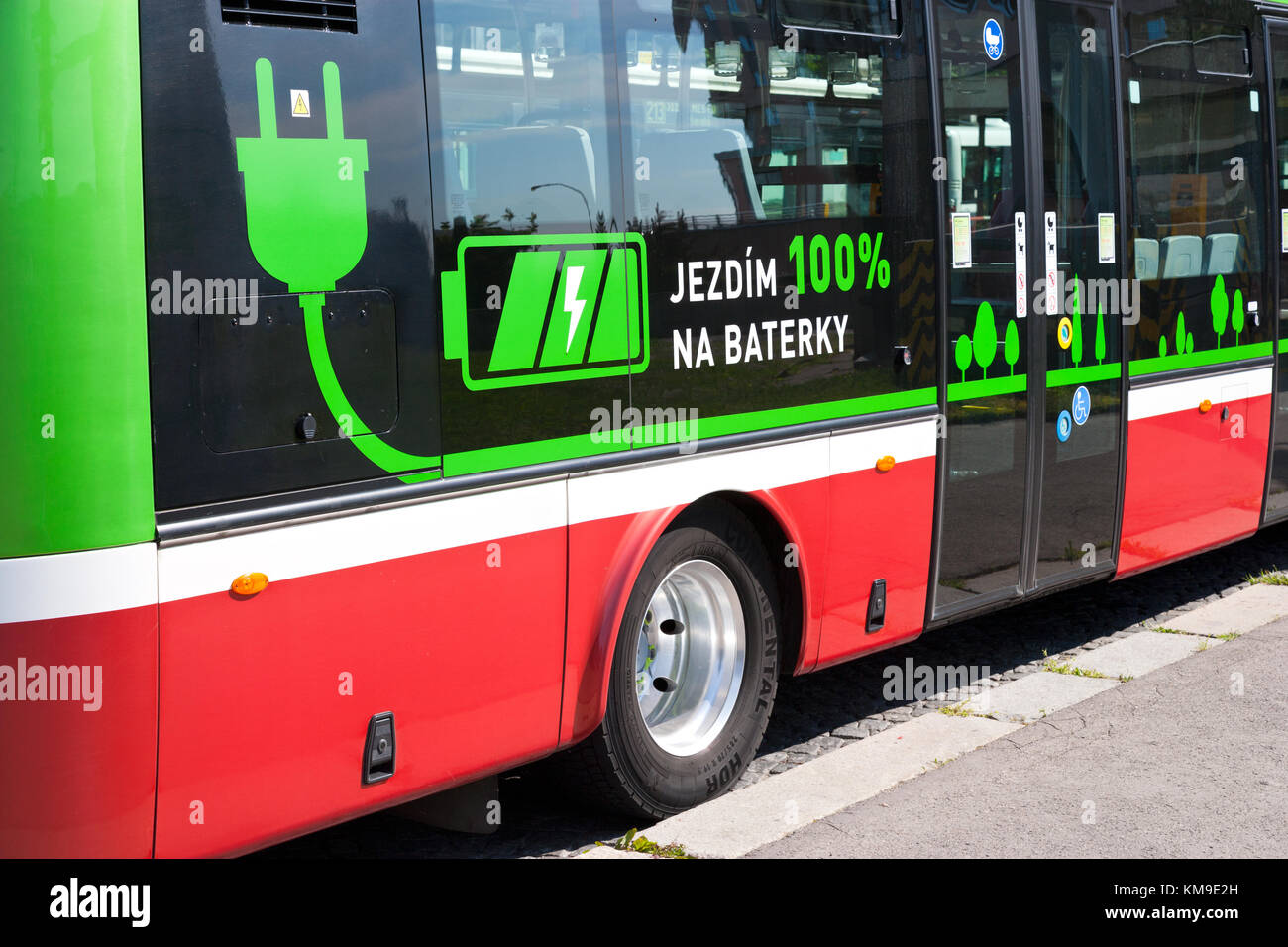 Dobíjení elektroautobusů, Želivského, Praha, Ceska republika / Ecology bus electromobile station de charge sur le parking, quartier Žižkov, Prague, cz Banque D'Images
