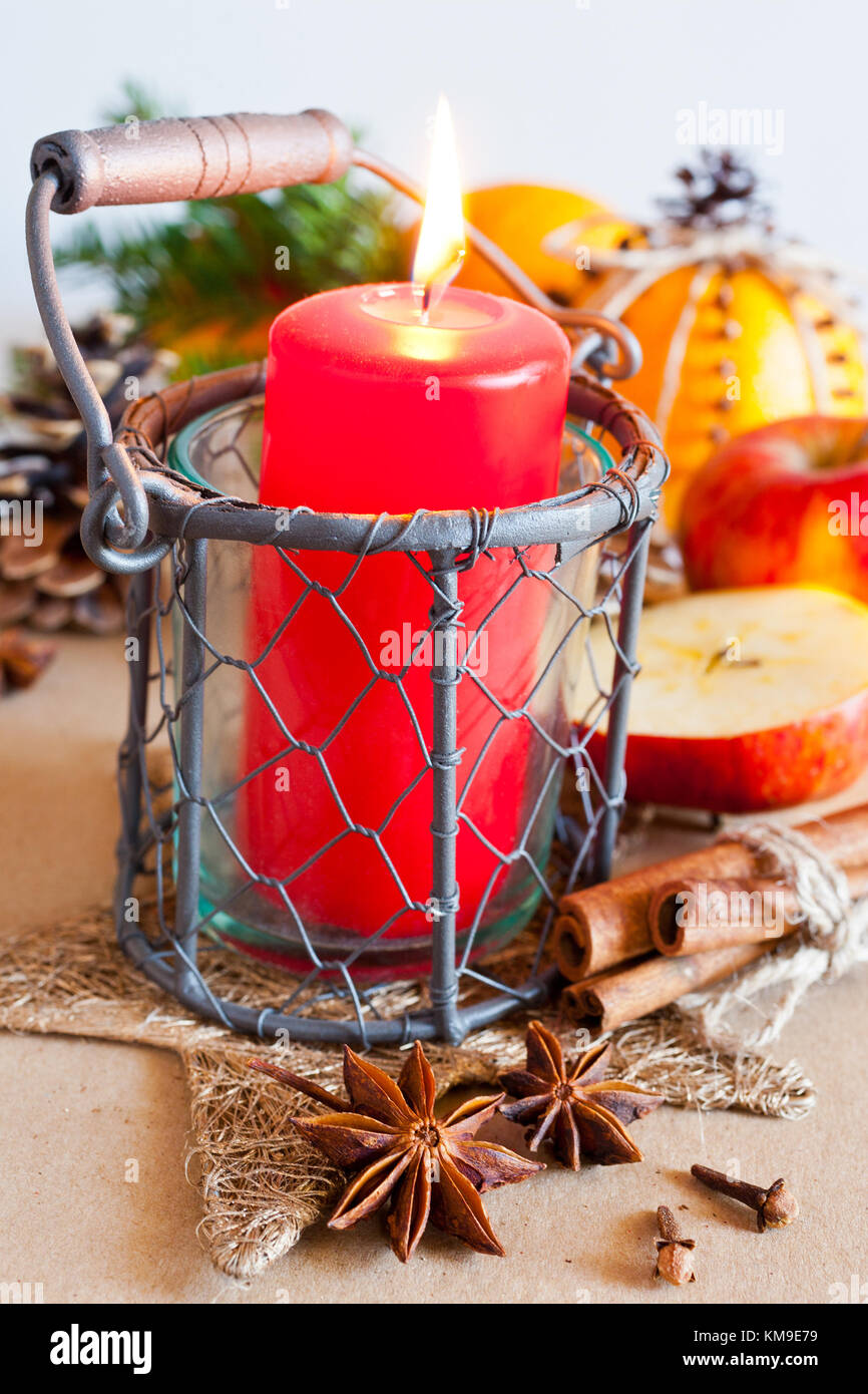 Noël tchèque traditionnelle - décoration lanterne avec bougie et d'épices, pommes, oranges aromatiques - décor maison Banque D'Images