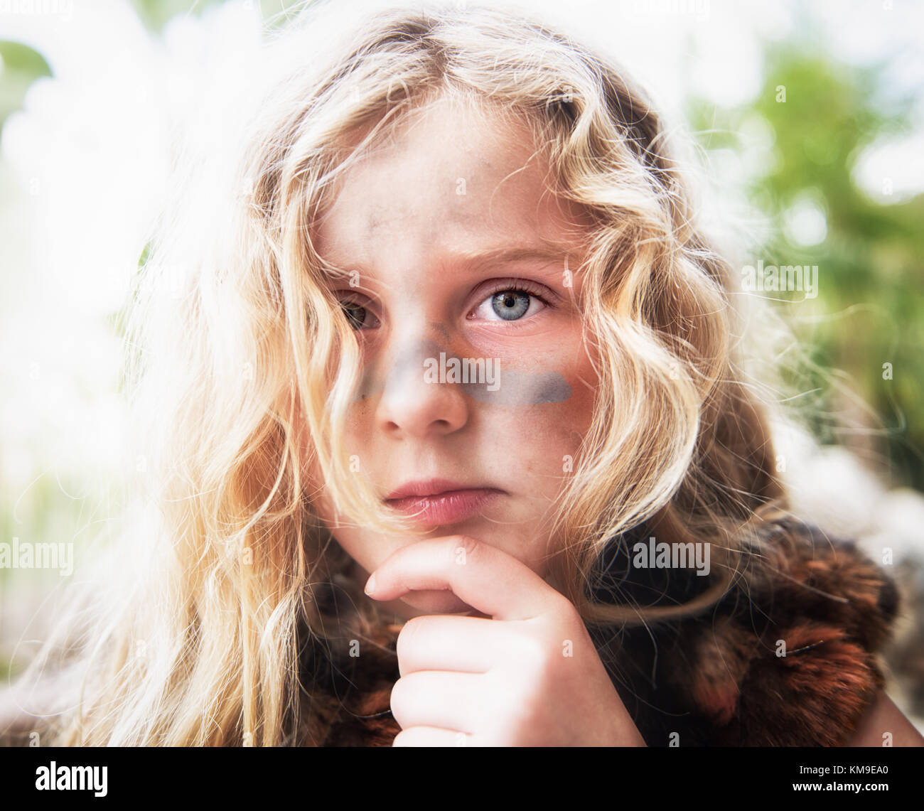 Portrait d'une fille avec de la peinture de la guerre sur son visage Banque D'Images