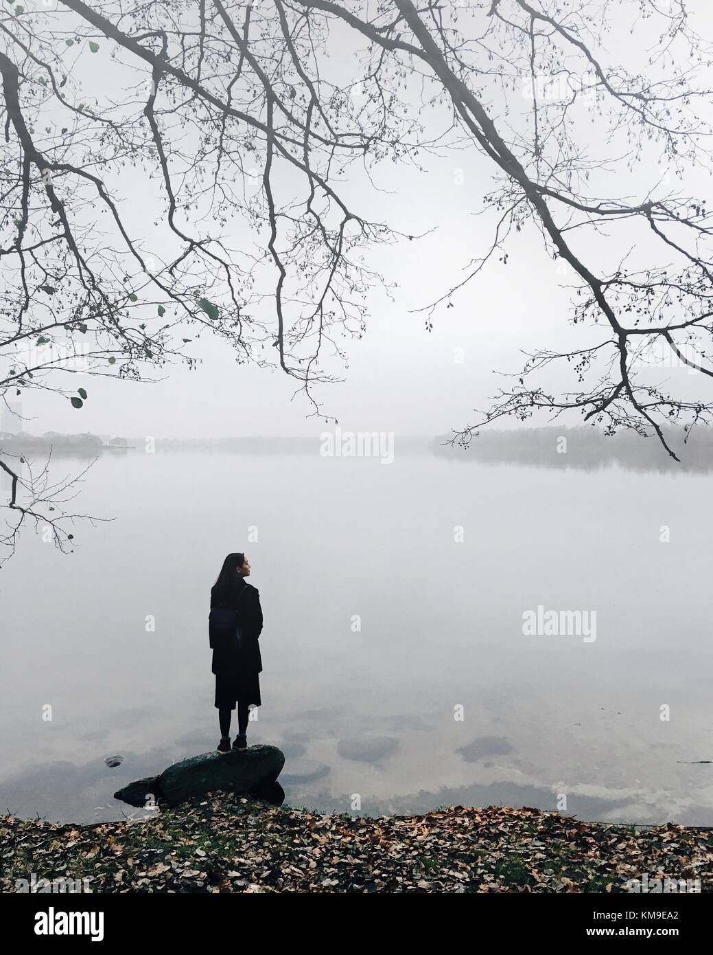 Silhouette d'une femme debout sur une berge, Minsk, Biélorussie Banque D'Images