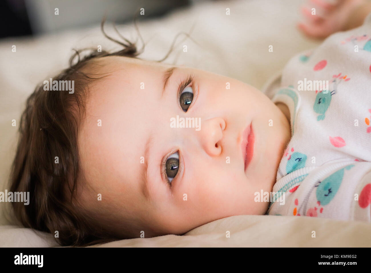 Portrait d'une fille de bébé couché dans un lit bébé Banque D'Images