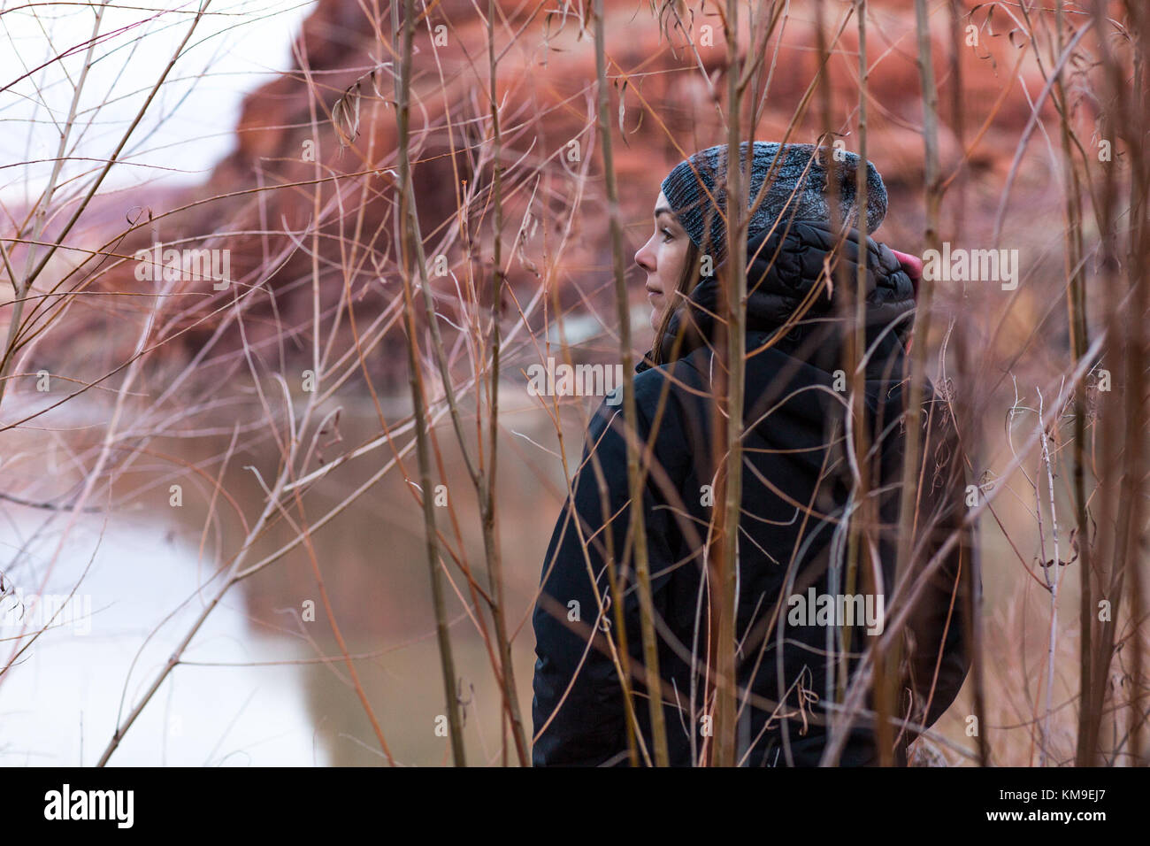 Femme debout près d'un lac désertique, Utah, États-Unis Banque D'Images