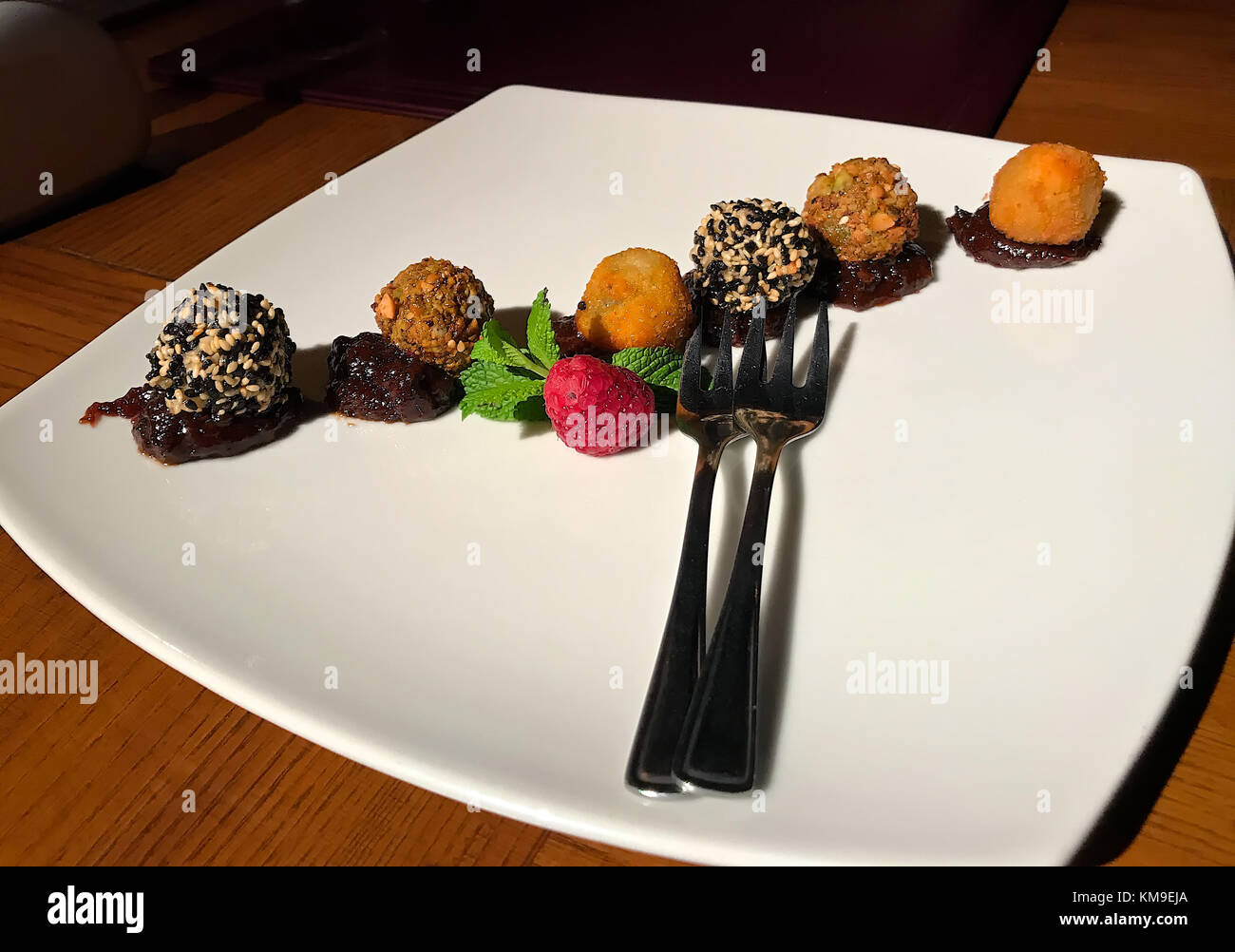 Boules de fromage avec de la confiture Banque D'Images