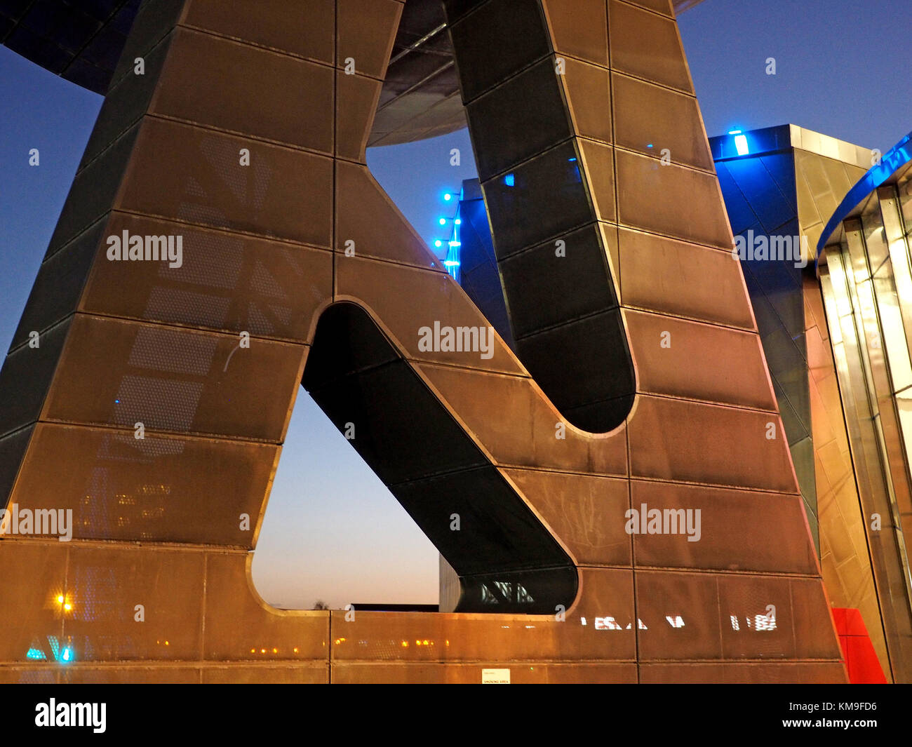 Détail de l'théâtre Lowry futuriste, Salford Quays, Manchester, Royaume-Uni, crépuscule améliore la structure illuminée Banque D'Images