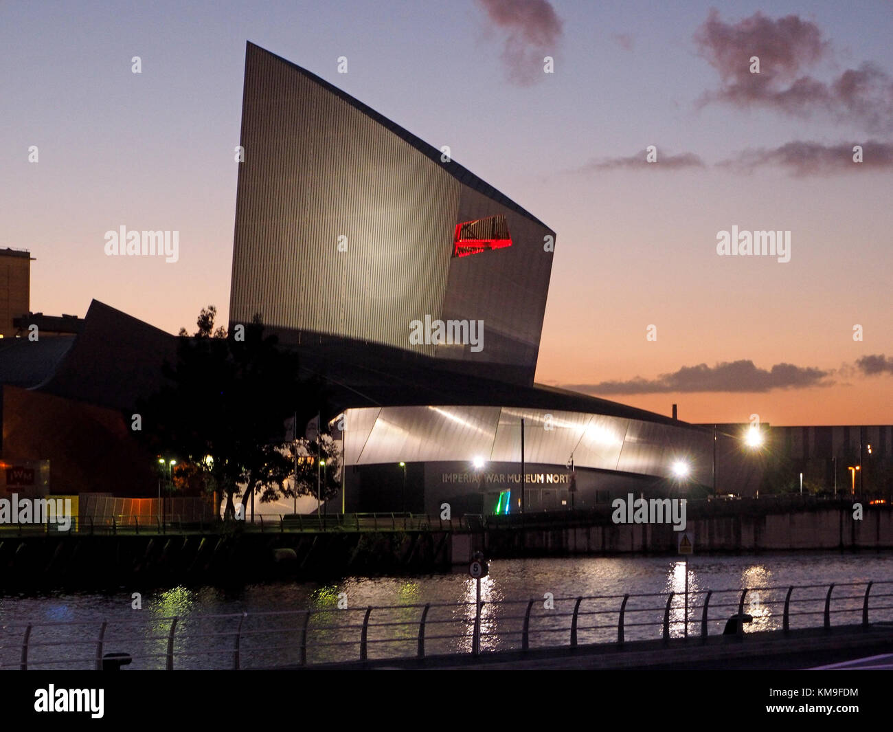 Vision du metal futuriste structure de l'Imperial War Museum Salford Quays, Manchester, UK, comme le crépuscule améliore la structure illuminée Banque D'Images