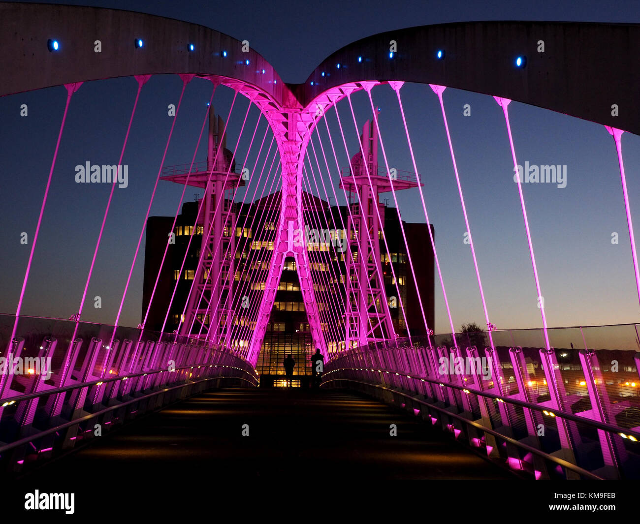 De la vision lumineuse spectaculaire pont Lowry, Salford Quays, Manchester United Kingdom comme crépuscule exagère la structure lumineuse Banque D'Images
