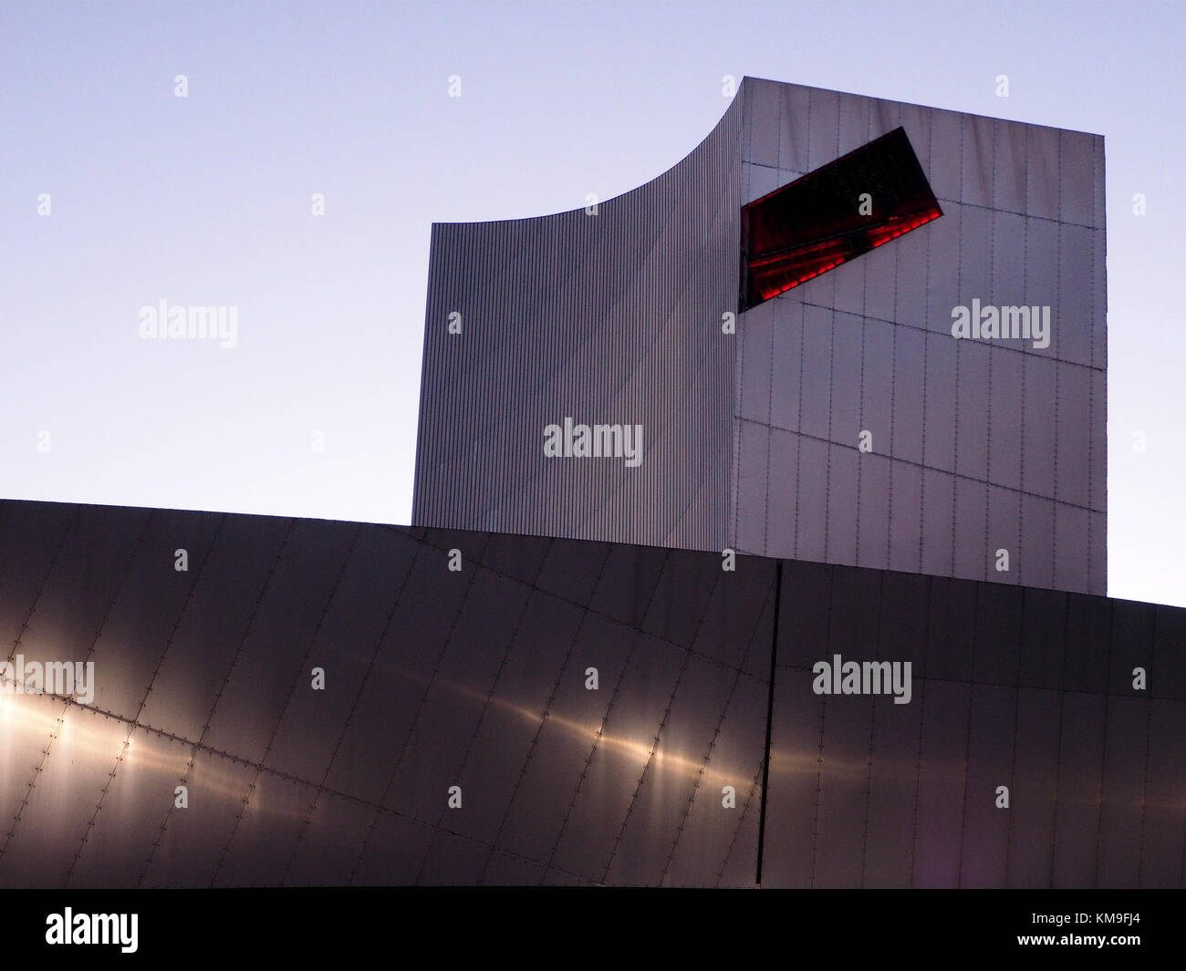 Vision du metal futuriste structure de l'Imperial War Museum Salford Quays, Manchester, UK, comme le crépuscule améliore la structure illuminée Banque D'Images