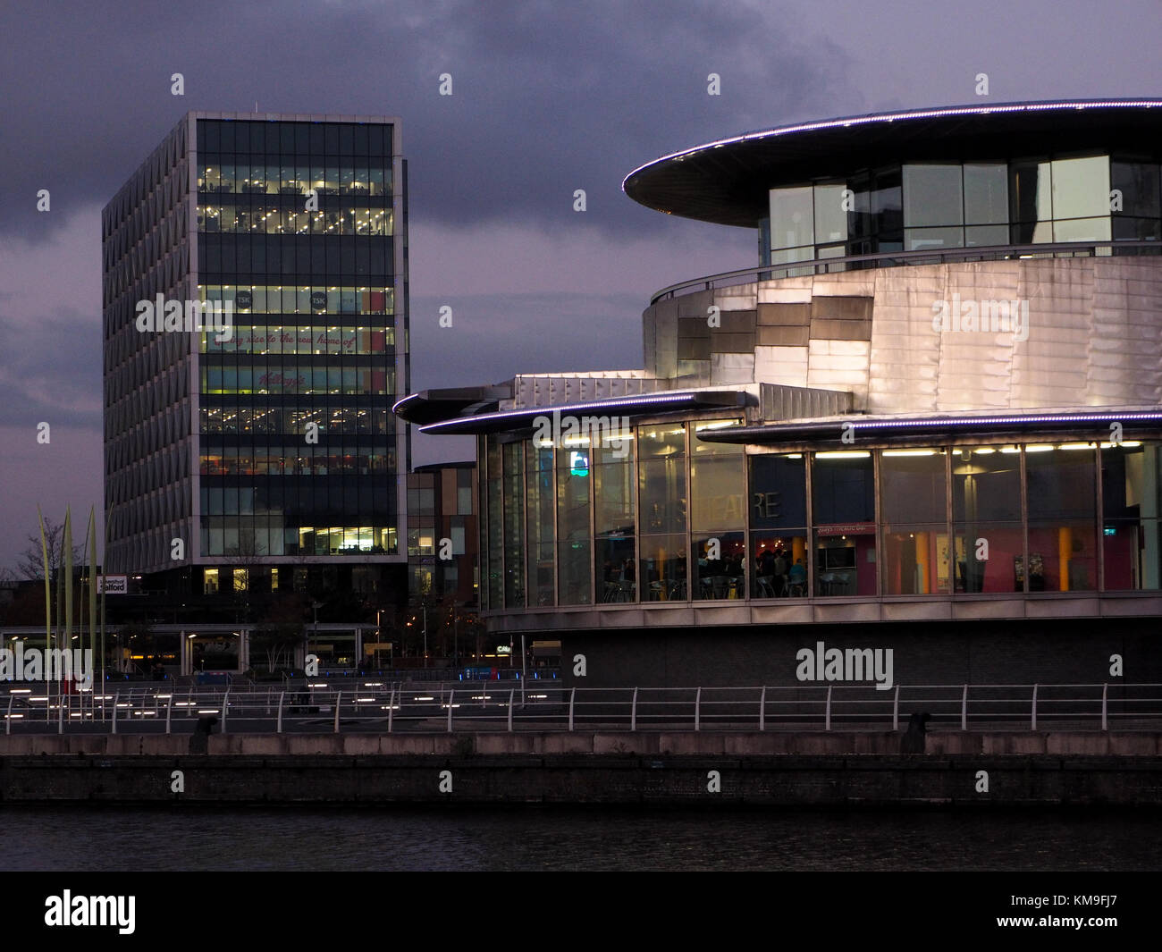 Lumières et reflets métalliques de la soirée cityscape à Salford Quays, Manchester, UK, comme le crépuscule améliore la structure illuminée Banque D'Images