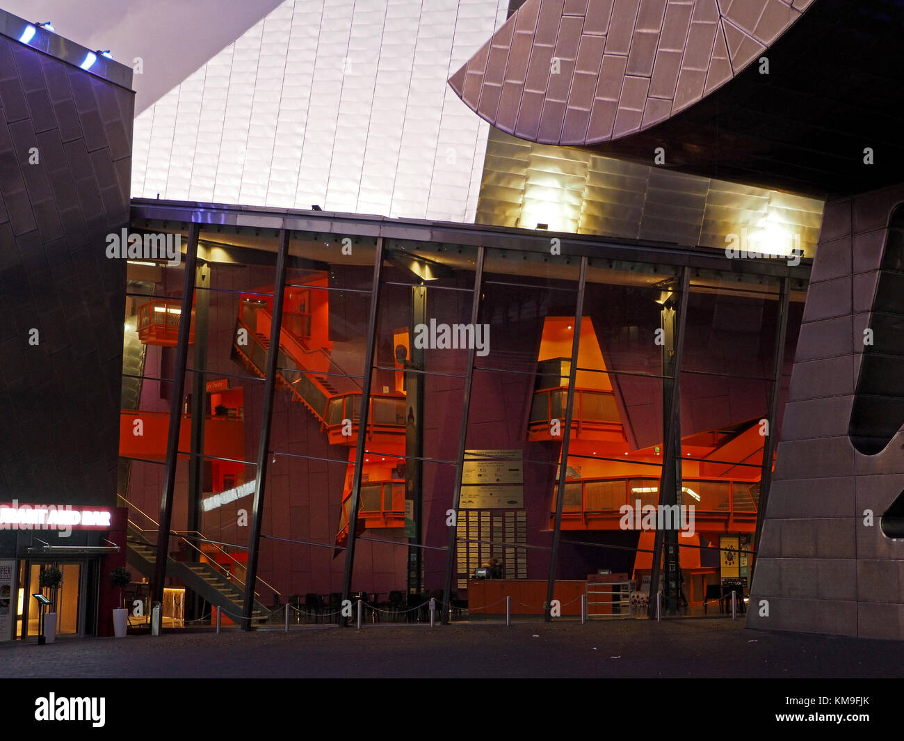 Détail de l'théâtre Lowry futuriste, Salford Quays, Manchester, Royaume-Uni, crépuscule améliore la structure illuminée Banque D'Images