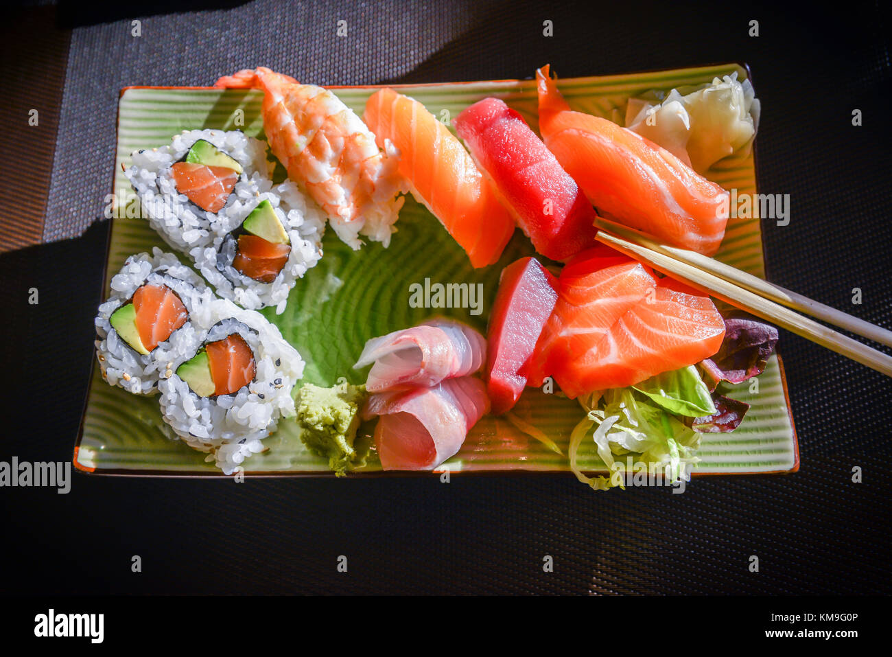 Sushi et Sashimi set avec le wasabi et le gingembre sur une plaque Banque D'Images