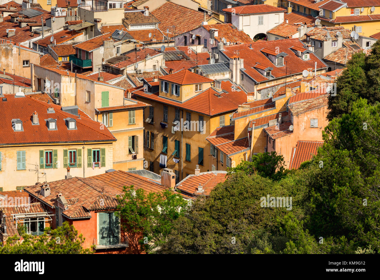 Toits de Nice dans l'été avec leurs sols en terre cuite et les majorquines. D'azur, Alpes Maritimes, France Banque D'Images