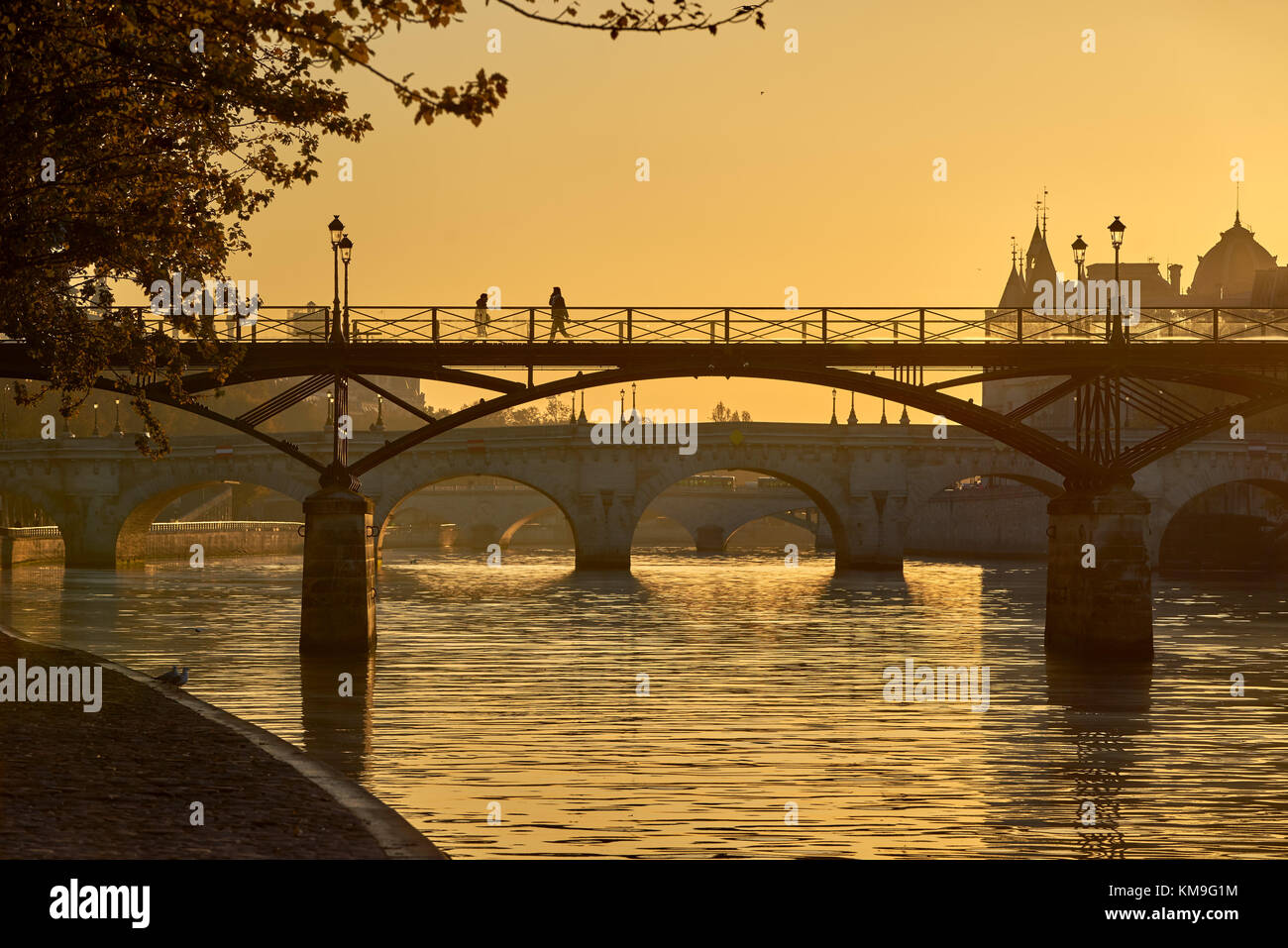 Le lever du soleil sur le Pont des Arts, Pont Neuf et des berges de la Seine. L'Ile de la Cité, 1e arrondissement, Paris, France Banque D'Images