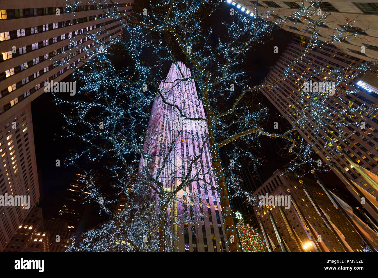 Vue de nuit sur le Centre Rockefeller Plaza et gratte-ciel illuminé par les lumières des fêtes d'hiver. Manhattan, New York City Banque D'Images