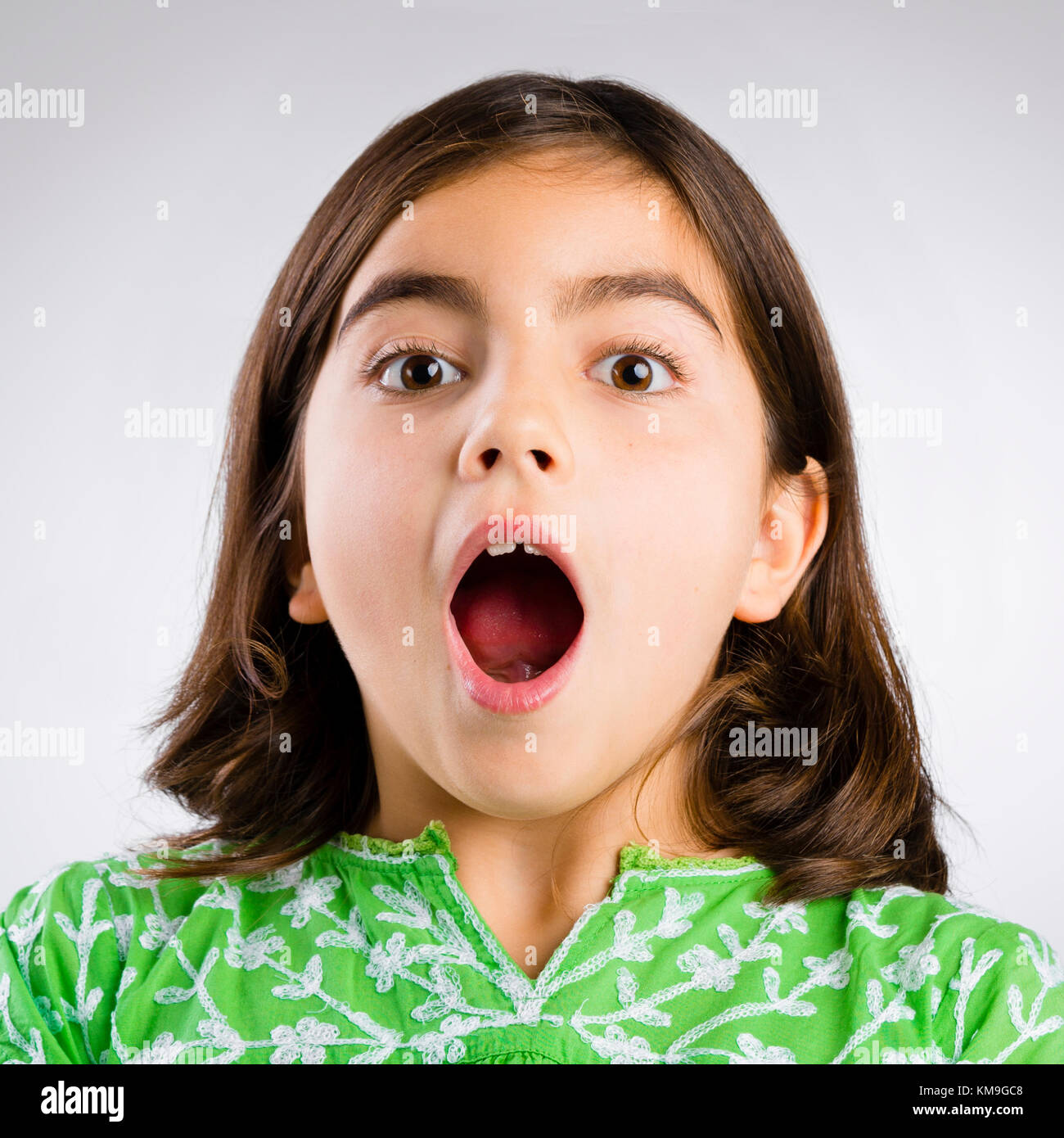 Portrait d'une petite fille faisant une expression bouche étonnée Photo  Stock - Alamy
