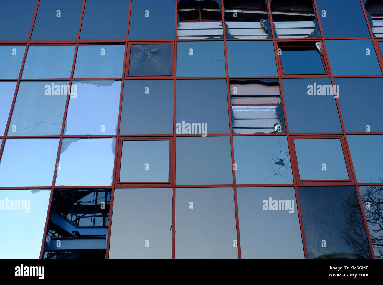 Les éclats de verre mur d'un immeuble de bureaux modernes à l'abandon Banque D'Images