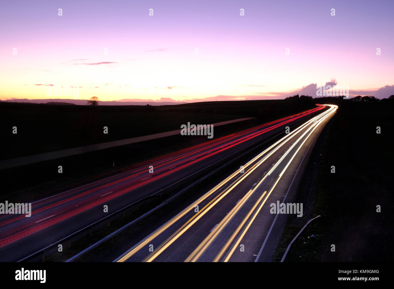 Laps de temps de la circulation sur une route à deux voies dans UK Banque D'Images