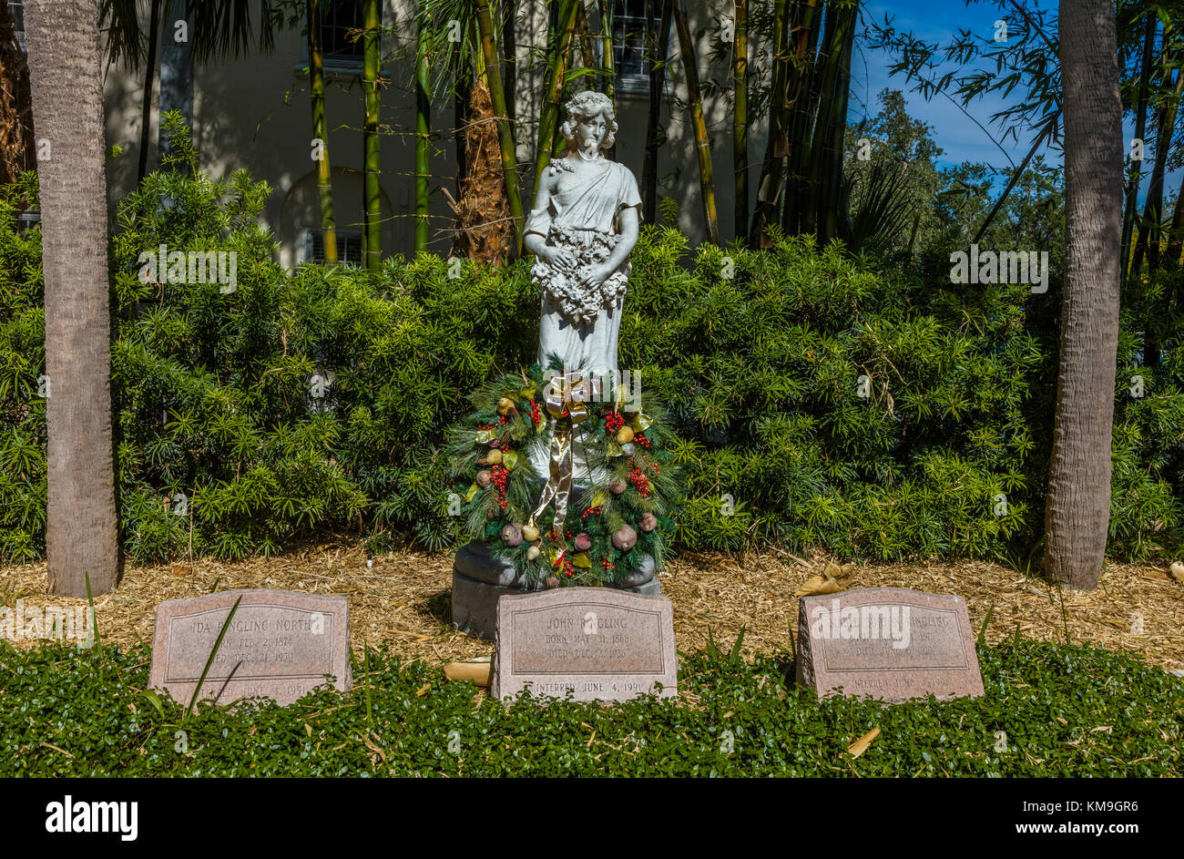 Tombe de John & Mable Ringling et de la sœur de John, Ida, dans le jardin secret du Ringling Mansion à Sarasota en Floride. Banque D'Images