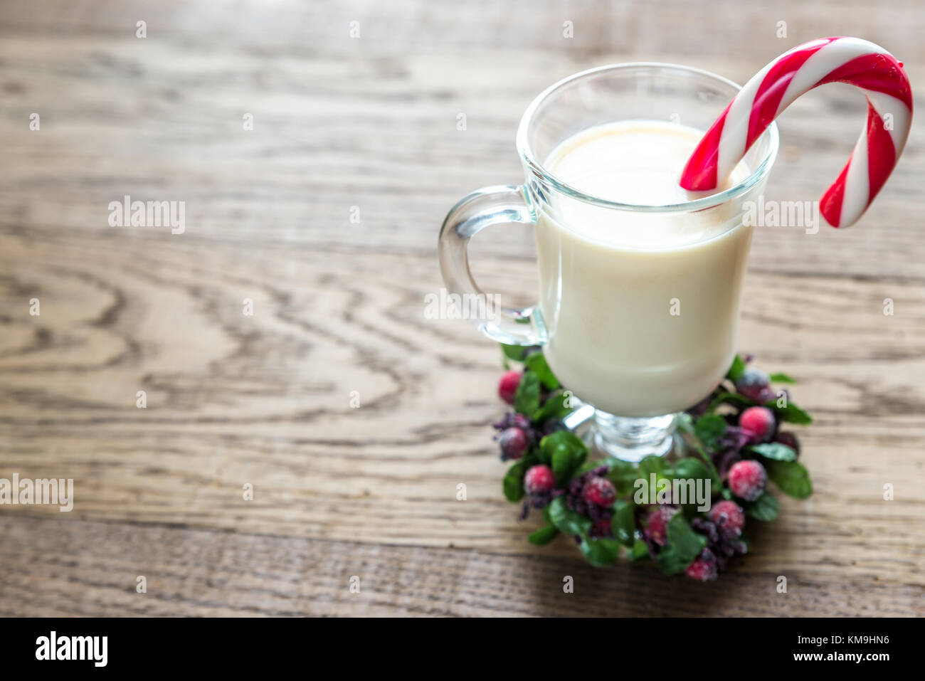 Un verre de lait de poule avec petits pâtés Banque D'Images