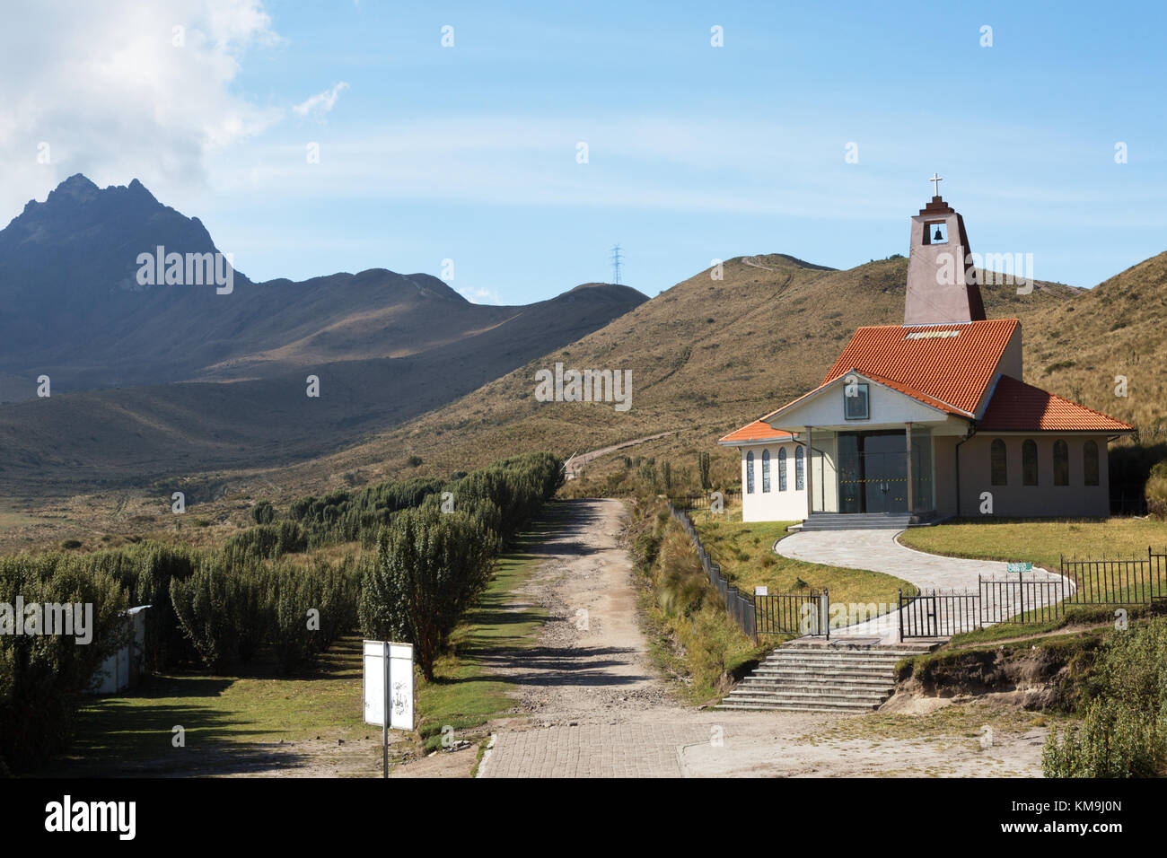 Volcan Pichincha, sentiers de randonnée et de la Dolorosa chapelle moderne dans les montagnes des Andes au-dessus de Quito, Equateur, Amérique du Sud Banque D'Images