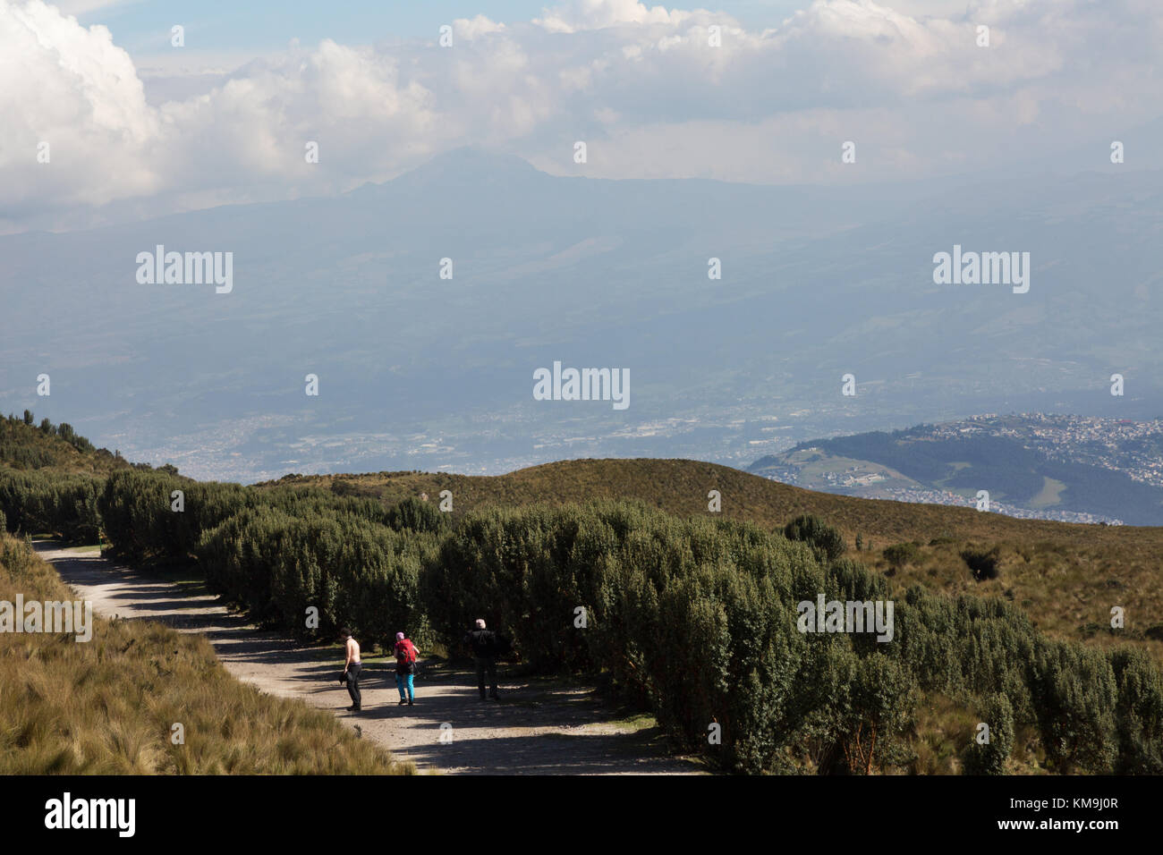 Equateur tourisme ; touristes marcher sur la piste vers le volcan Pichincha Quito ci-dessus, atteint par le téléphérique de Teleferiqo, Quito Equateur Amérique du Sud Banque D'Images