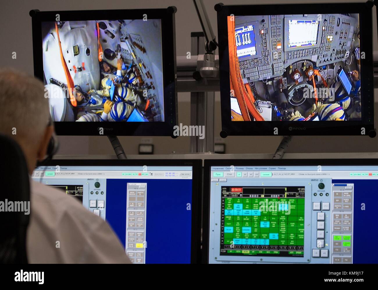 Les ordinateurs de la salle de contrôle de la mission surveillent les principaux membres de l'équipage de l'expédition 53 de la Station spatiale internationale de la NASA alors qu'ils participent aux examens de qualification Soyouz avant le lancement de l'engin spatial Soyouz MS-06 au Centre de formation des cosmonautes Gagarine le 31 août 2017 à Star City, en Russie. (Photo de Bill Ingalls via Planetpix) Banque D'Images