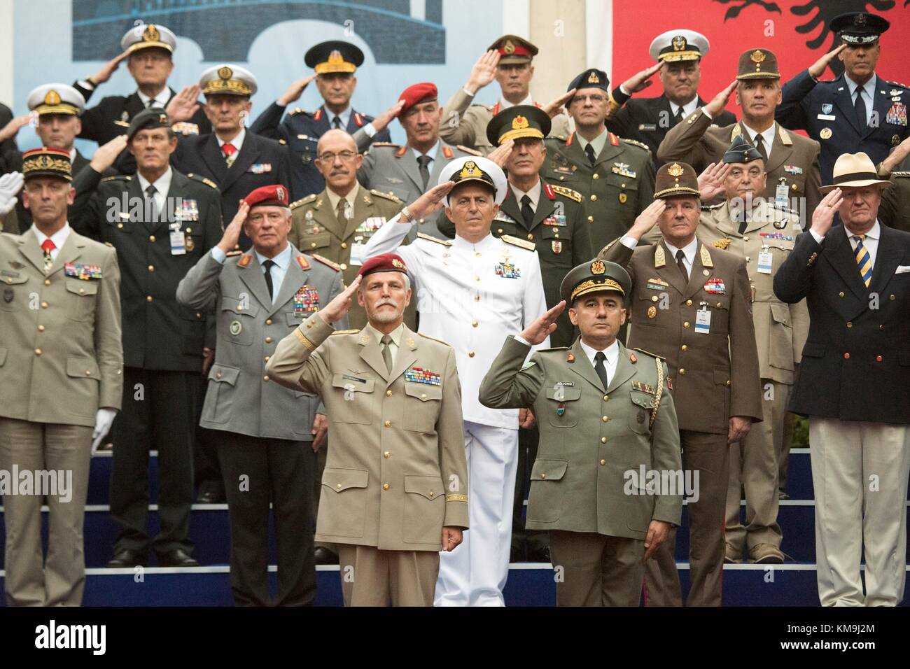 Les chefs de la défense de l'Organisation du Traité de l'Atlantique Nord (OTAN) saluent la Garde d'honneur albanaise lors de la cérémonie d'ouverture du Comité militaire de l'OTAN lors de la session des chefs de défense le 15 septembre 2017 à Tirana, Albanie. (Photo PO1 Dominique A. Pineiro via Planetpix) Banque D'Images