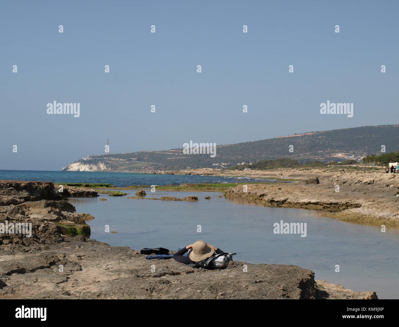 Randonneur est le repos, le sommeil sur les rochers près de la mer Banque D'Images