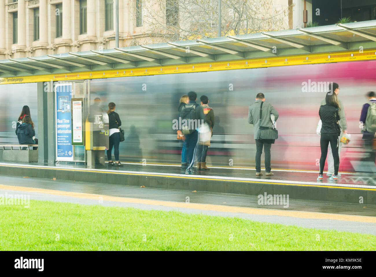 Des personnes se préparant à bord tram à Victoria Square, Adelaide, Australie du Sud, Australie Banque D'Images