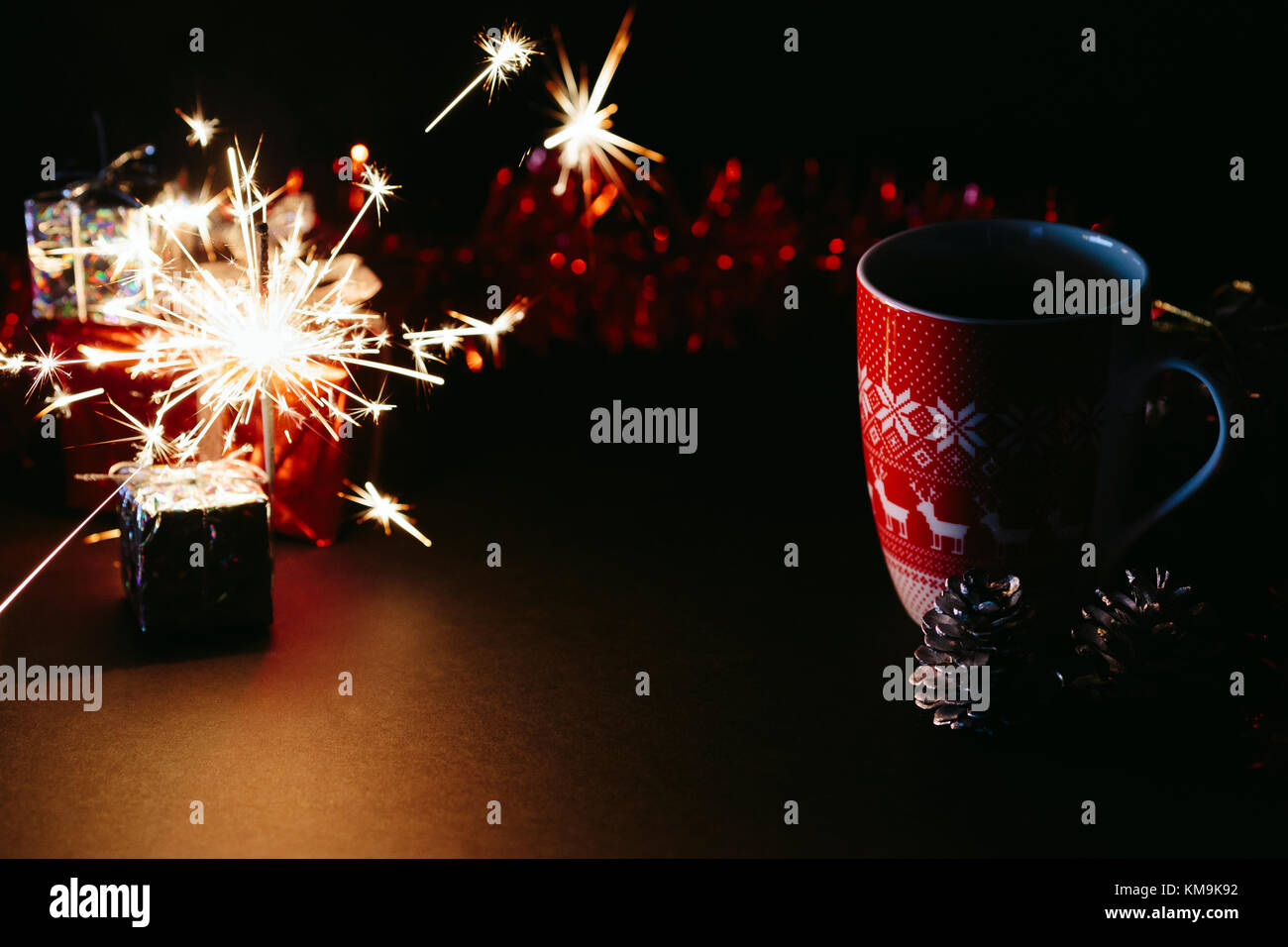 Tasse de café avec des décorations de Noël et sparkler Banque D'Images