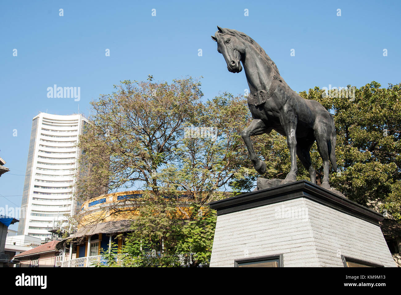 L'image du cheval noir et la bourse de Bombay au festival à Mumbai, Inde Banque D'Images