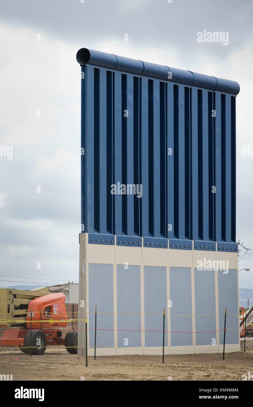 Maquettes architecturales du mur frontalier à Otay Mesa, en Oktober 2017. | utilisation dans le monde entier Banque D'Images
