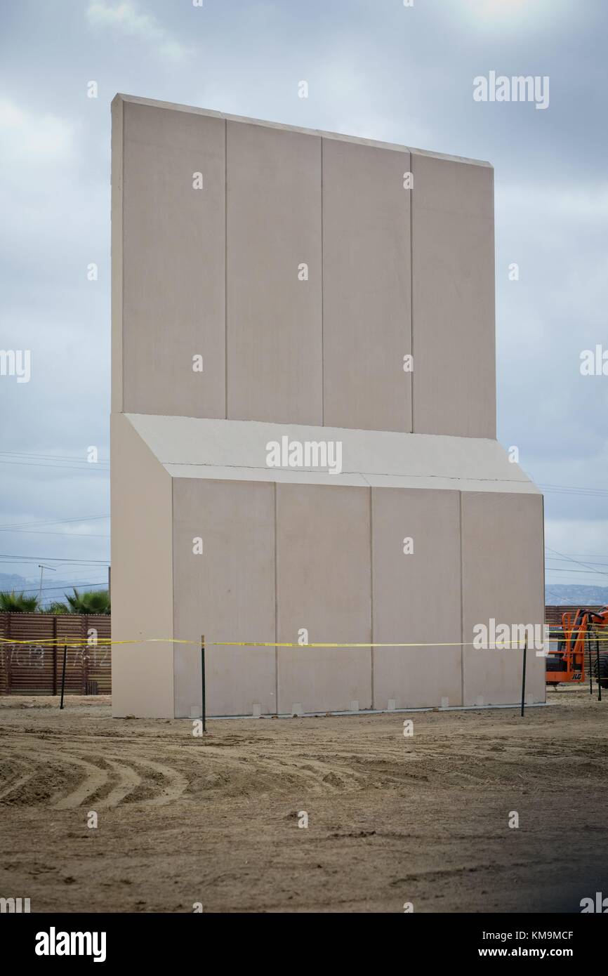 Maquettes architecturales du mur frontalier à Otay Mesa, en Oktober 2017. | utilisation dans le monde entier Banque D'Images
