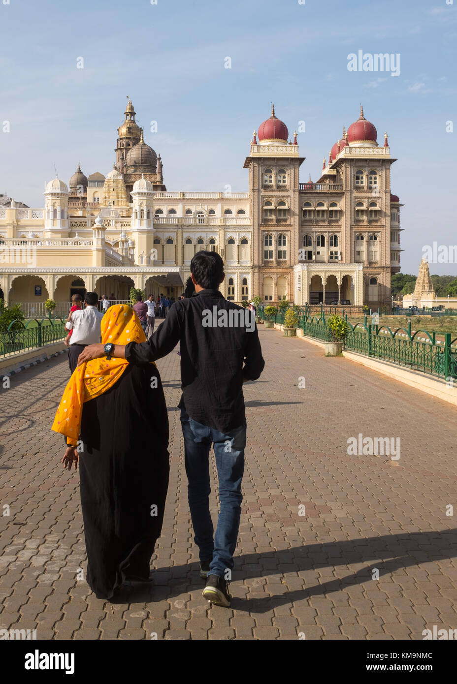 Jeune couple musulmane au Maharaja's Palace, Mysore, Inde. Banque D'Images