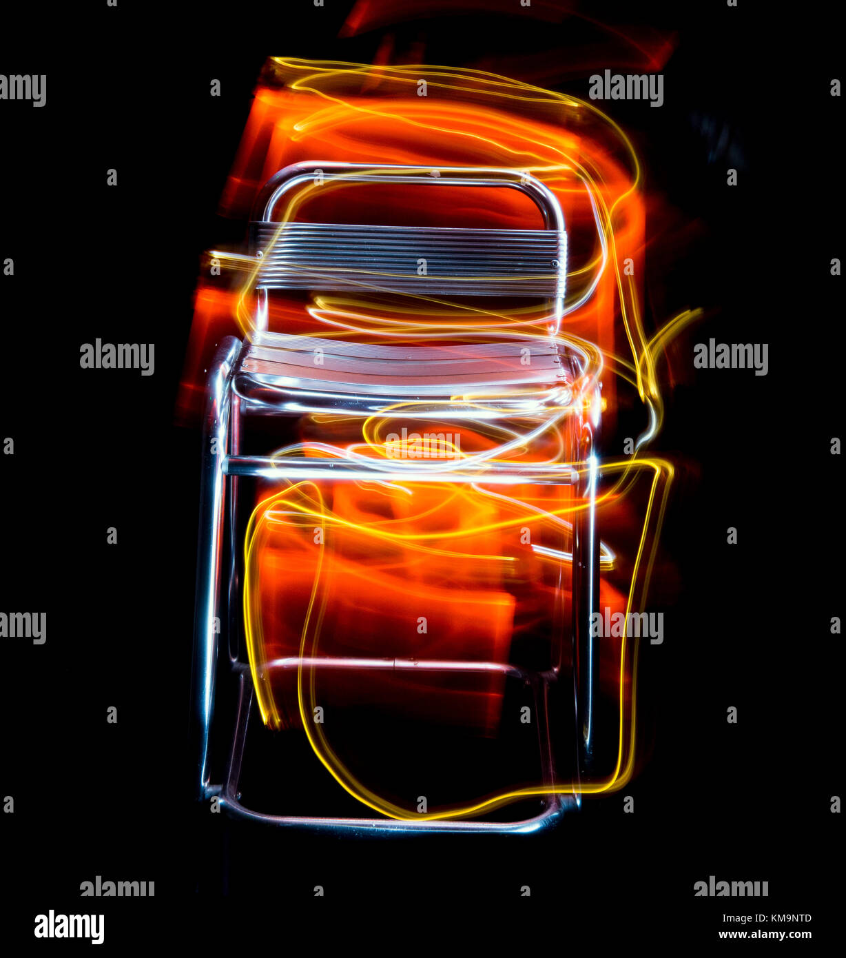 Peindre avec la lumière sur un fond noir. Banque D'Images