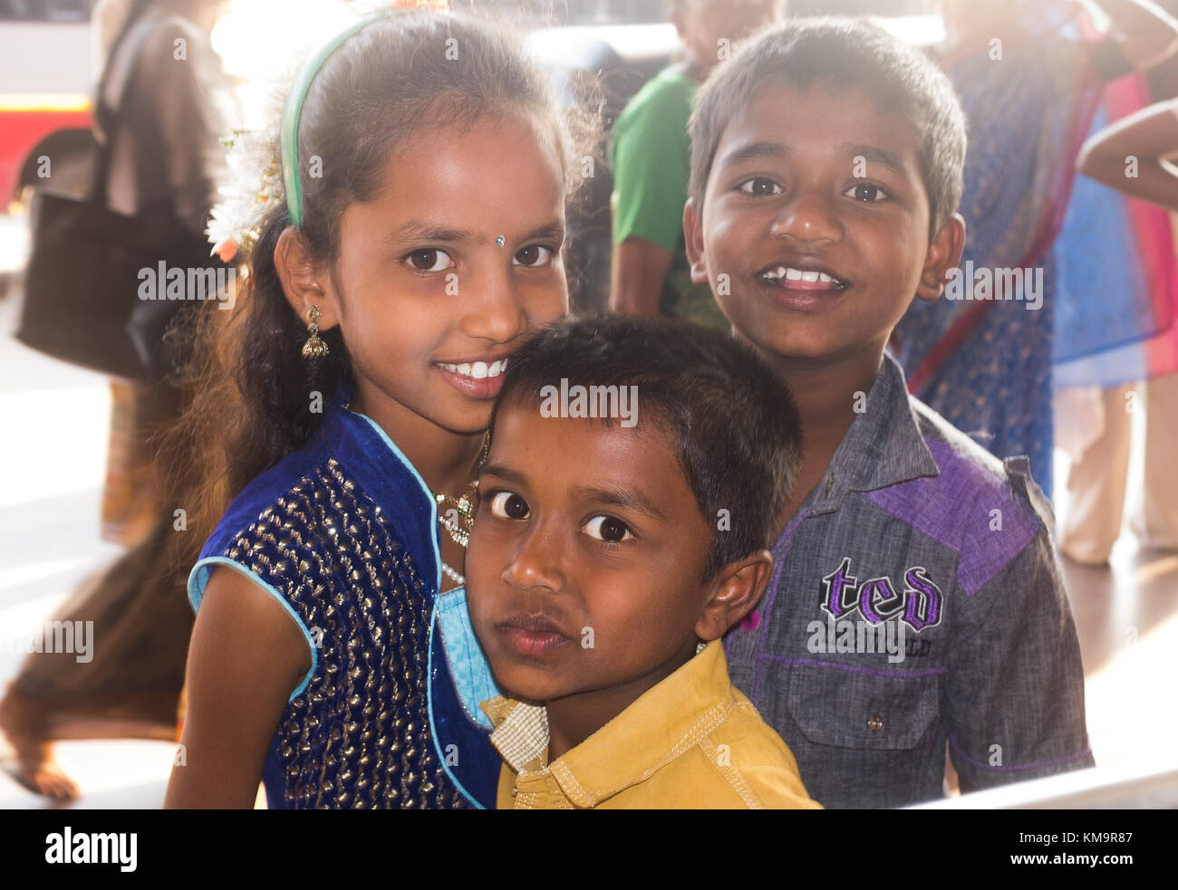 Portrait d'enfants à la station de bus, Mysore, Karnataka, Inde. Banque D'Images