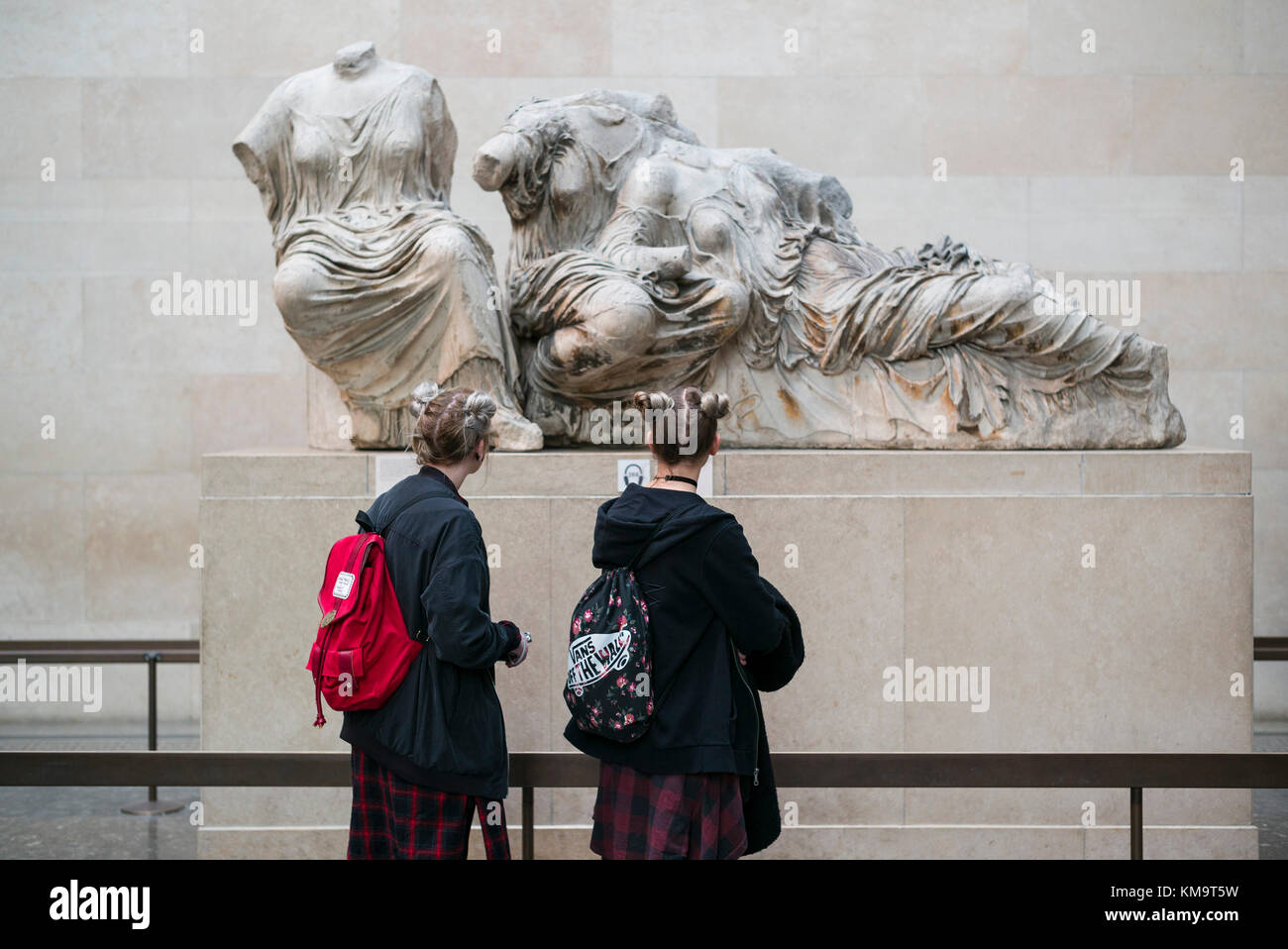 Londres. L'Angleterre. Les visiteurs du Musée Britannique à la recherche sur l'ancien sculptures du Parthénon aka marbres d'Elgin. Banque D'Images