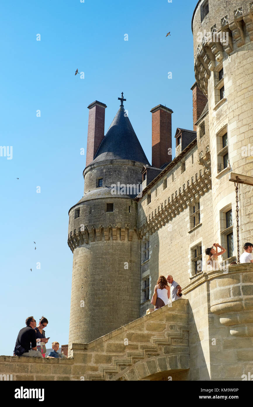 Les visiteurs appréciant le château de Langeais à Langeais dans la vallée de la Loire France Banque D'Images